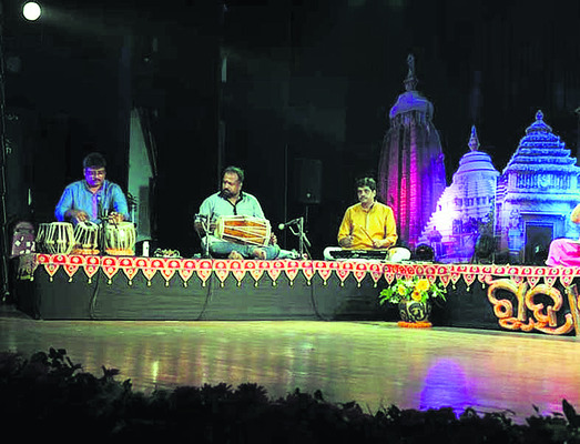 అలరించిన గుహారి 1