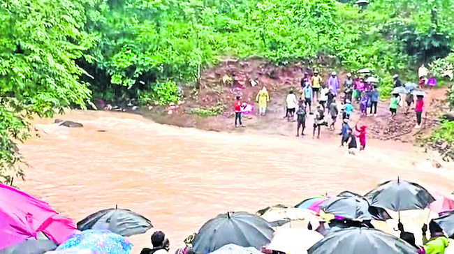 తగ్గని వర్షాలు.. పొంగిన గెడ్డలు 4