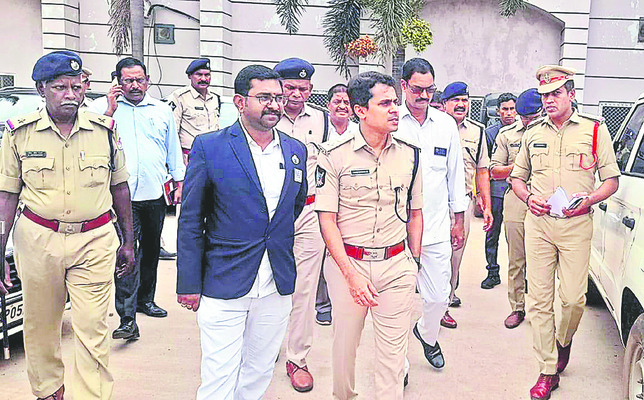 రైల్వే స్టేషన్ను పరిశీలించిన ఎస్పీ1