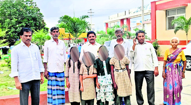 విద్యార్థులపై మందుబాబు దాడి 1
