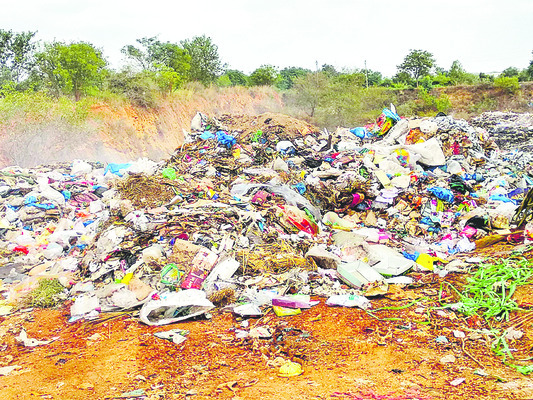 గుట్టలుగా చెత్త2