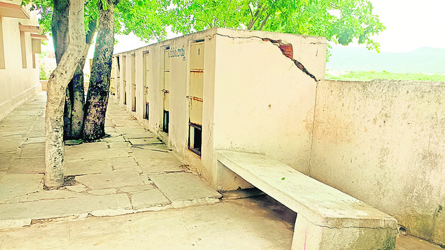 పేద విద్యార్థుల ఆరోగ్యం గాల్లో దీపం
1