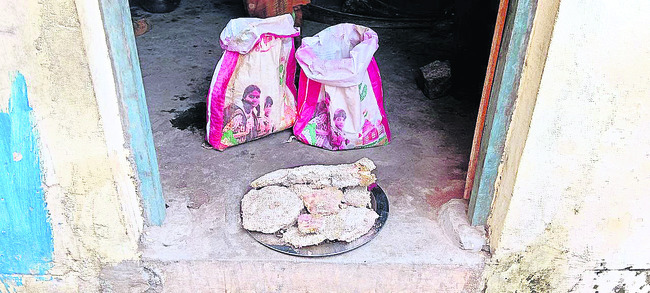 పేరుకే సన్న బియ్యం.. నిండా పురుగులే 1