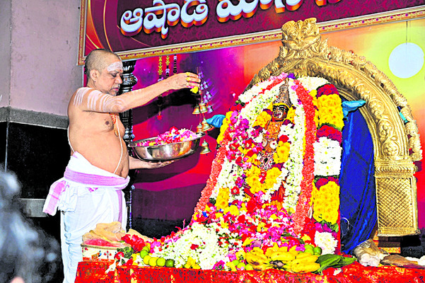 మేళతాళాలతో దుర్గమ్మకు సారె 1