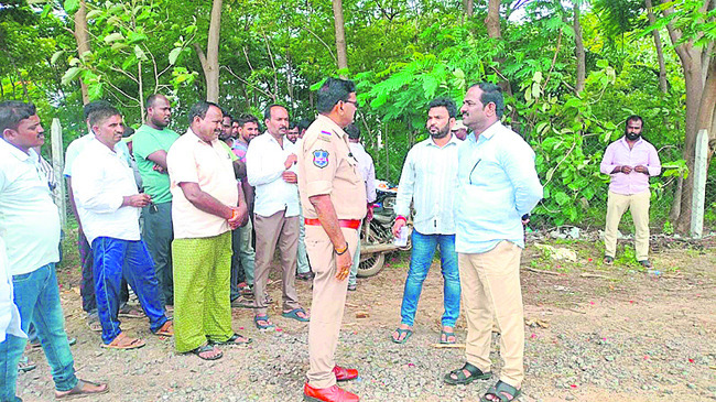 ఫ్లెక్సీ కట్టు..ఇసుక కొట్టు !1