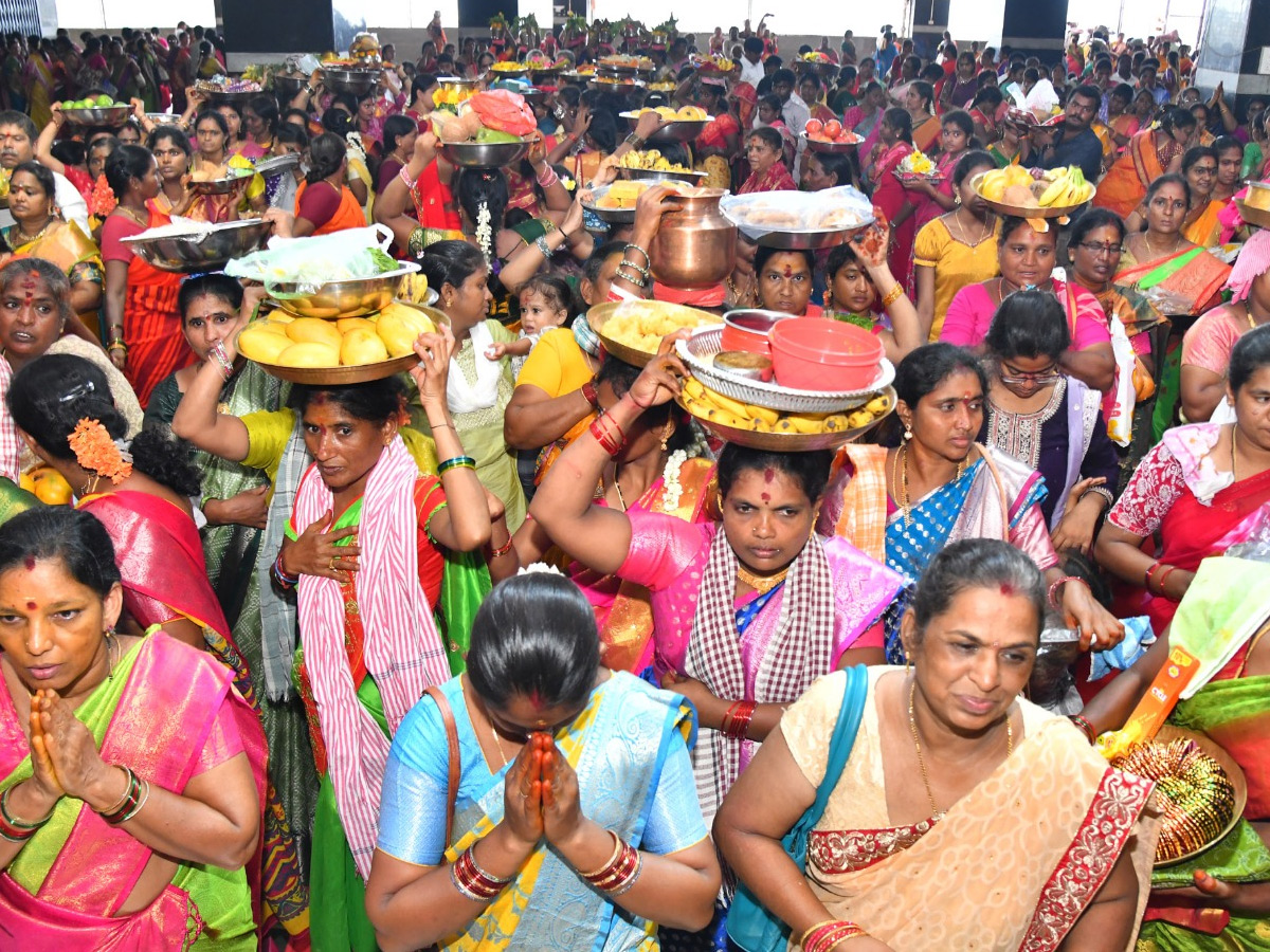 Ashada Masam Devotees Huge Crowd To Durga Temple In Vijayawada Photos12