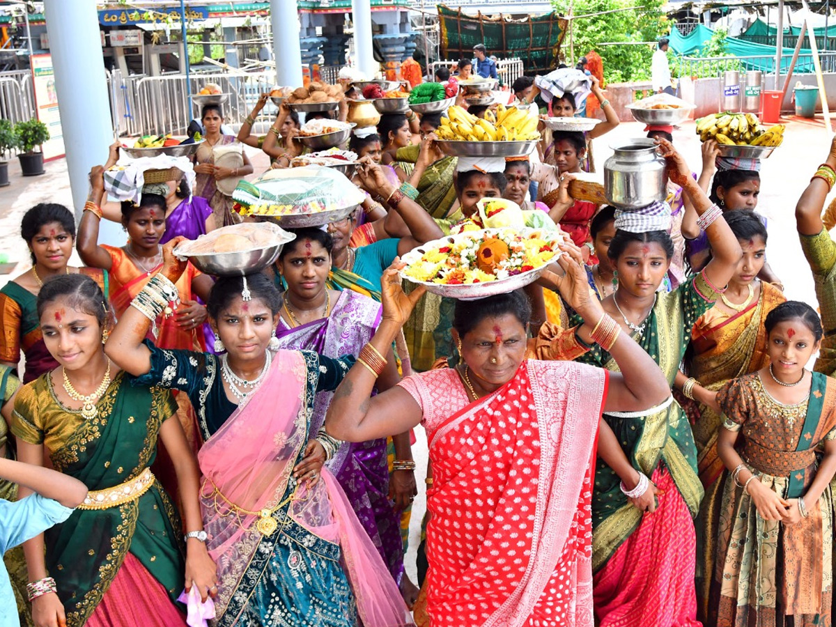 Ashada Masam Devotees Huge Crowd To Durga Temple In Vijayawada Photos4