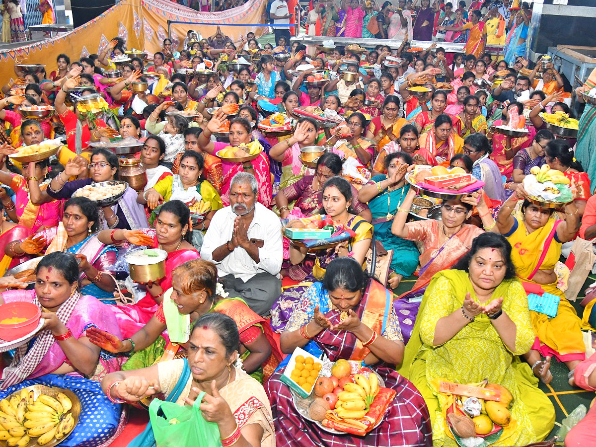 Ashada Masam Devotees Huge Crowd To Durga Temple In Vijayawada Photos8