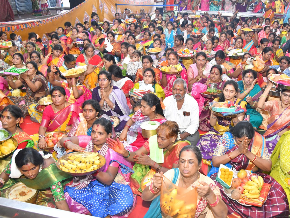 Ashada Masam Devotees Huge Crowd To Durga Temple In Vijayawada Photos9