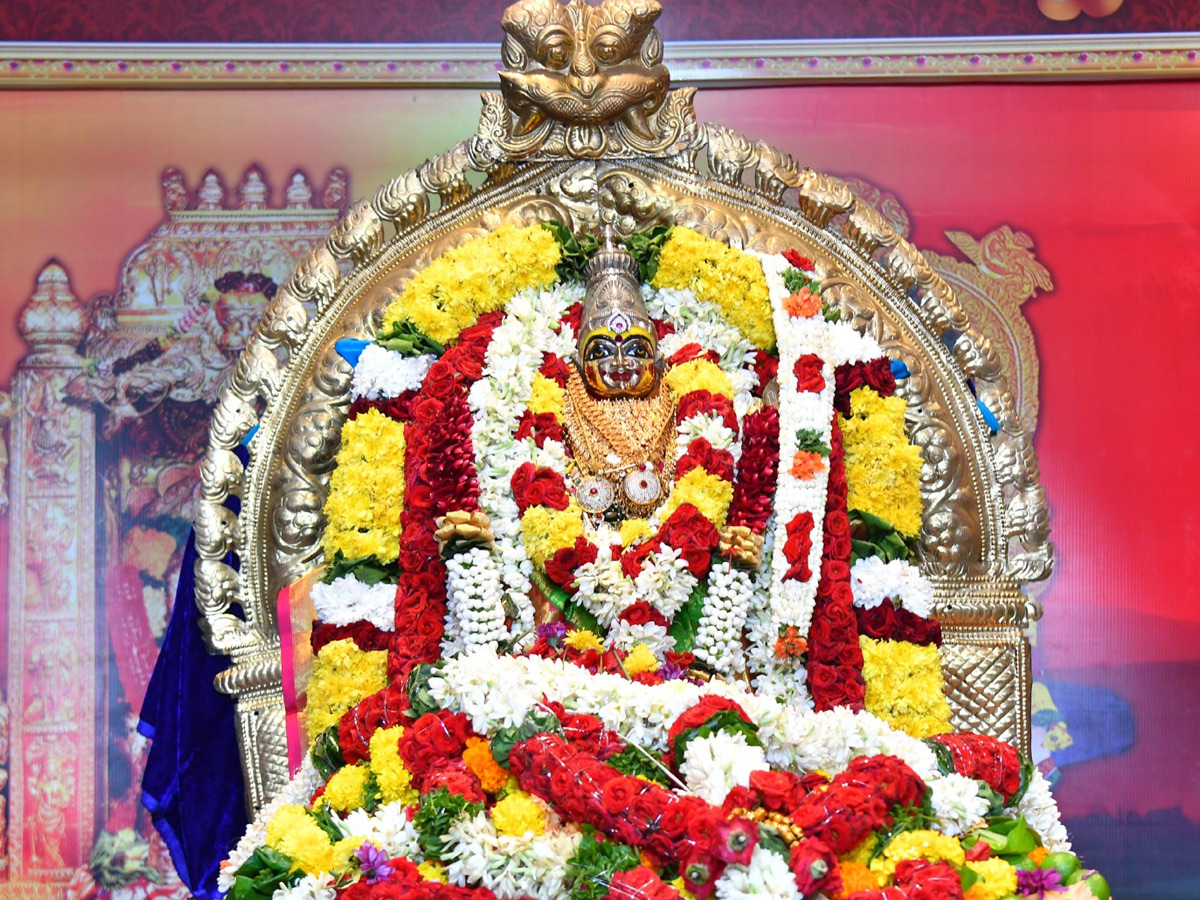 ఆషాడమాసం.. విజయవాడ దుర్గ గుడిలో భక్తుల రద్దీ (ఫోటోలు) | Ashada Masam ...