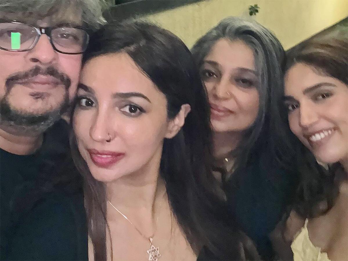 Kriti Sanon Wishing Anand L Rai on his Birthday Party viral photos10