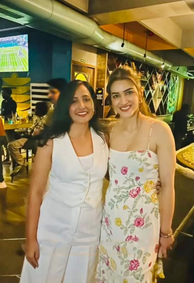 Kriti Sanon Wishing Anand L Rai on his Birthday Party viral photos12