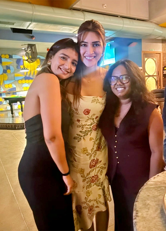 Kriti Sanon Wishing Anand L Rai on his Birthday Party viral photos13