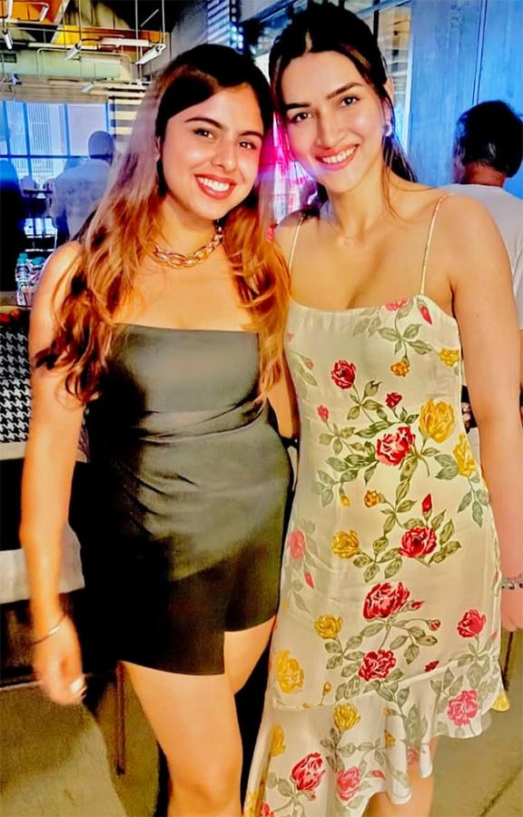 Kriti Sanon Wishing Anand L Rai on his Birthday Party viral photos14