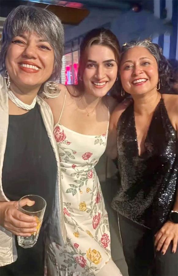 Kriti Sanon Wishing Anand L Rai on his Birthday Party viral photos15