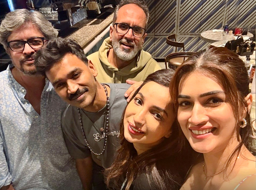 Kriti Sanon Wishing Anand L Rai on his Birthday Party viral photos2