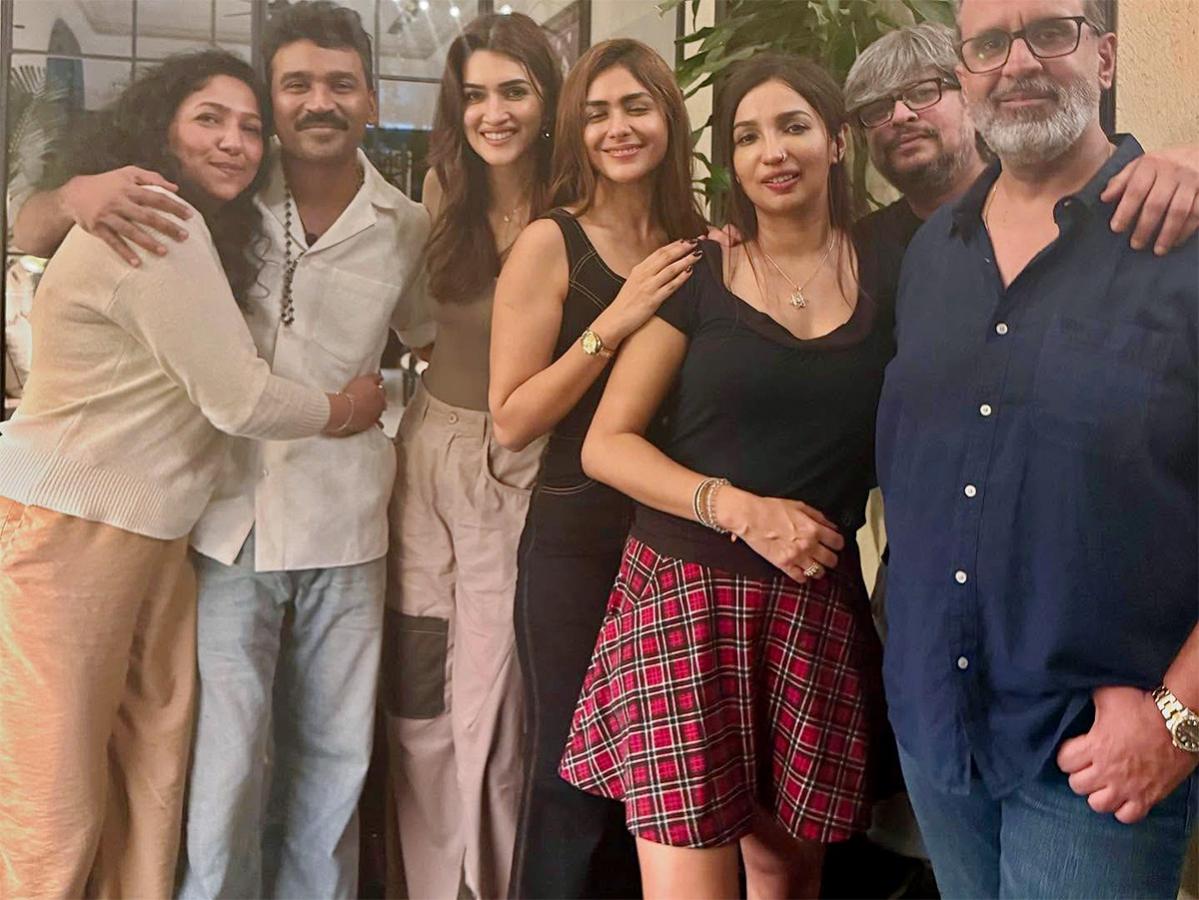 Kriti Sanon Wishing Anand L Rai on his Birthday Party viral photos7