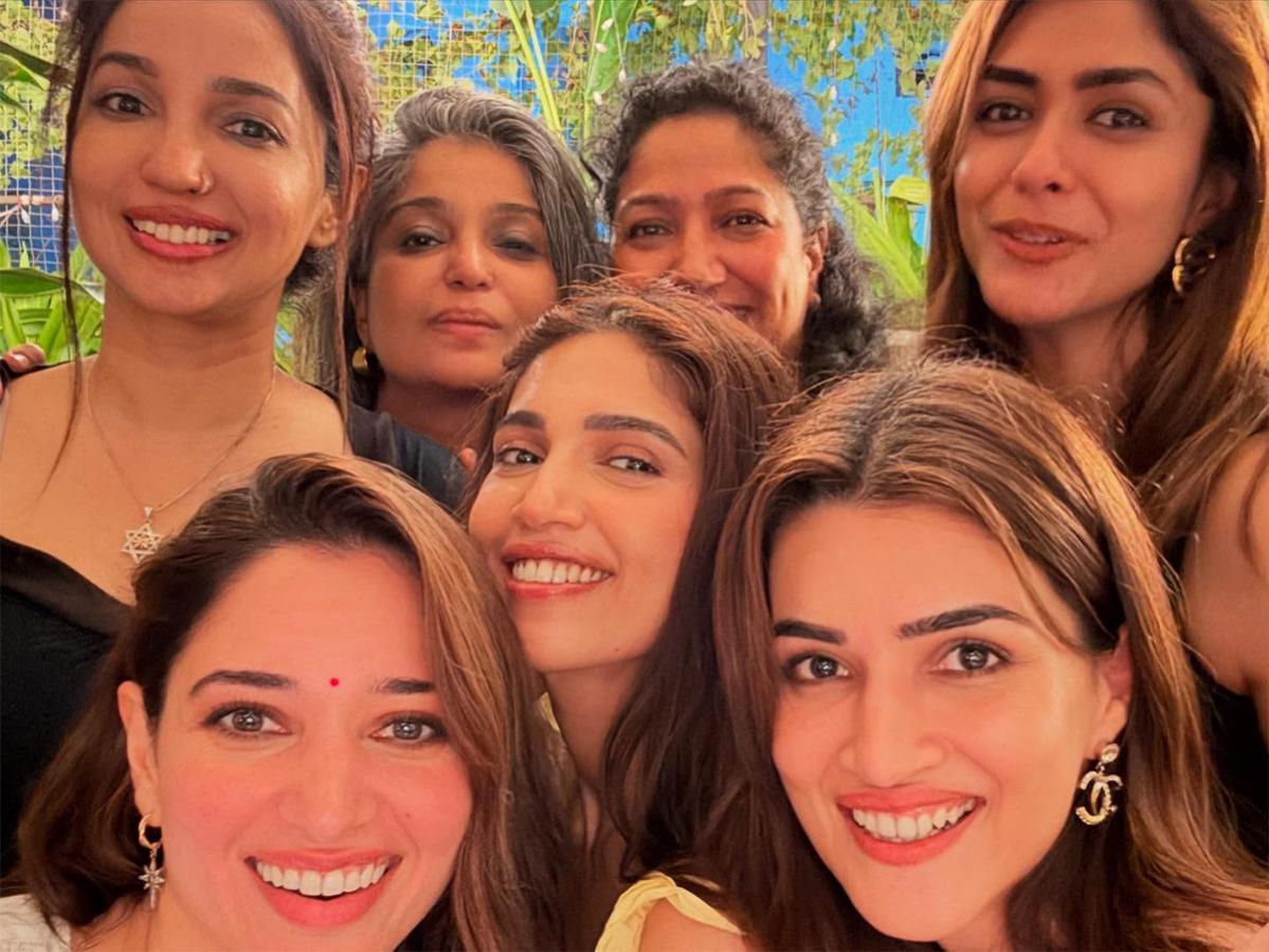 Kriti Sanon Wishing Anand L Rai on his Birthday Party viral photos8