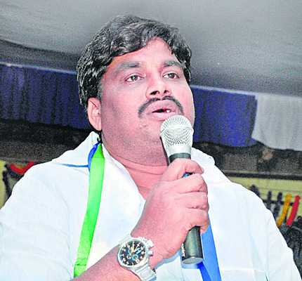 పేద విద్యార్థుల ఆరోగ్యం గాల్లో దీపం
4