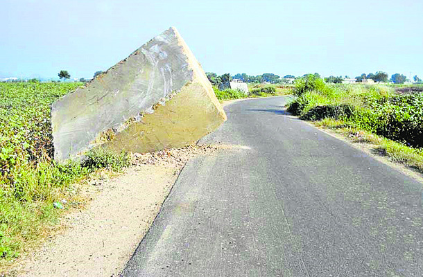 ఛిద్రమవుతున్న రోడ్లు 1