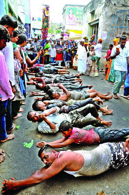 గూగూడుకు పోటెత్తిన భక్తులు 1
