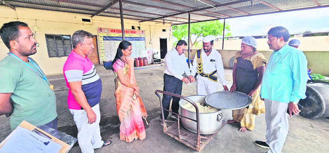 విద్యార్థులకు నాణ్యమైన భోజనం అందించాలి2