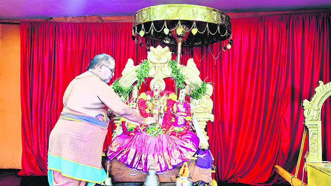 స్వర్ణకవచ ధారణలో రామయ్య2