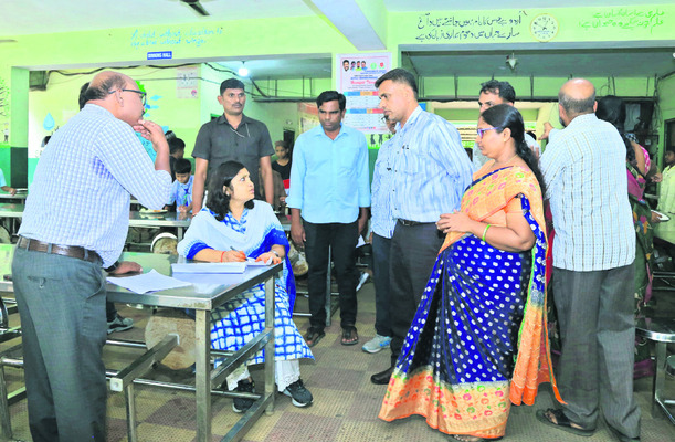 గురుకులాలను సందర్శించిన కలెక్టర్
1