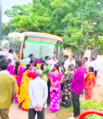 ప్రైవేట్ పాఠశాల బస్సులను అడ్డుకున్న గ్రామస్తులు1