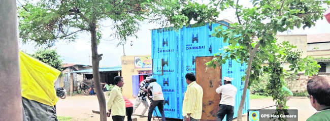 ప్రమాదవశాత్తు కంటైనర్ దగ్ధం
1