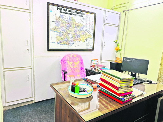 పెద్దసారు కుర్చీ ఖాళీ!
1