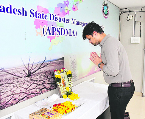 అల్లూరికి నివాళి 
1