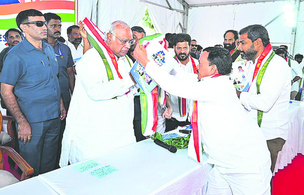 ఖర్గేకు సన్మానం
3