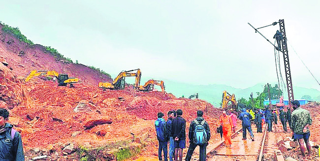 బయటకు వచ్చిన రైల్వే ట్రాక్ 2