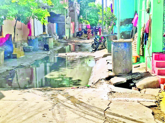 తొలి అడుగులో టీడీపీ నేతల నిలదీత 1