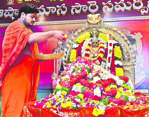 దుర్గమ్మ సన్నిధిలో భక్తుల రద్దీ 1