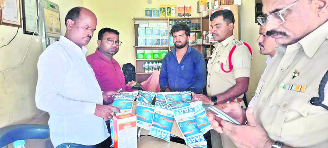 పురుగు మందుల దుకాణాల తనిఖీ1