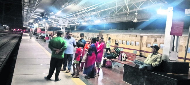 ఎక్కడి రైళ్లు అక్కడే..! 1