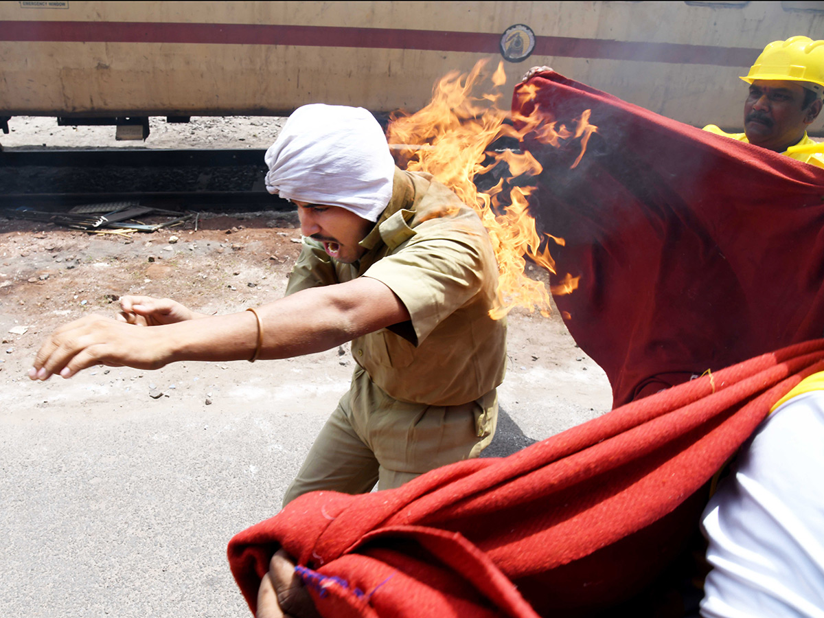 Mock Train Accident Drill At Vijayawada Railway Station Photos10