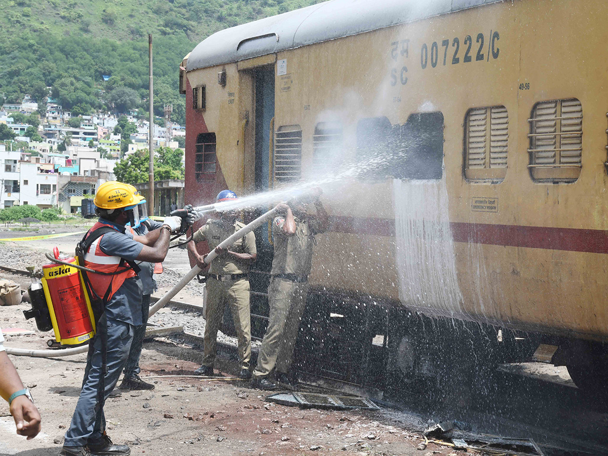 Mock Train Accident Drill At Vijayawada Railway Station Photos12