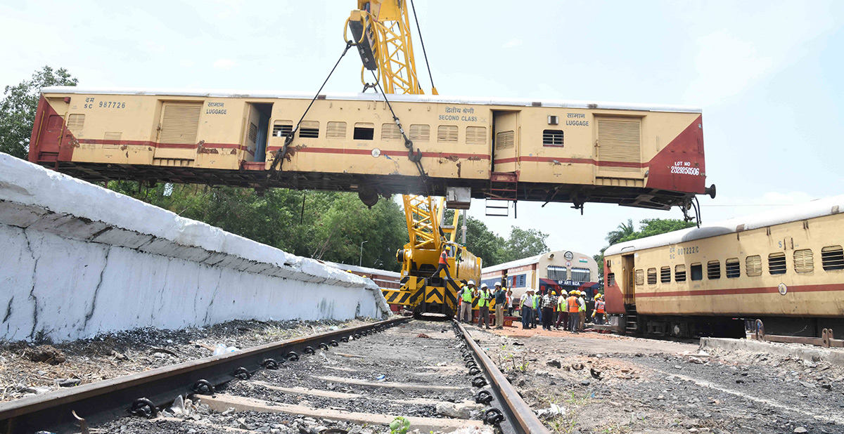Mock Train Accident Drill At Vijayawada Railway Station Photos13