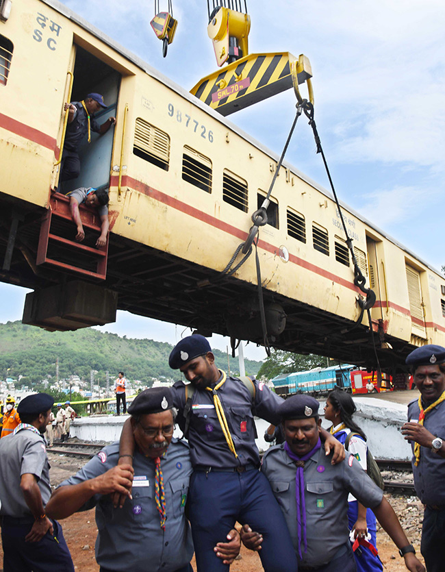 Mock Train Accident Drill At Vijayawada Railway Station Photos14