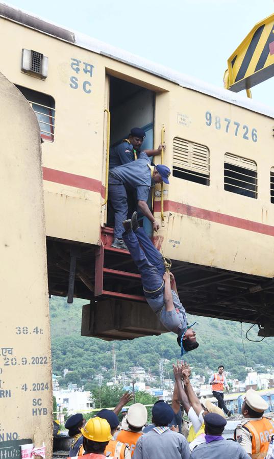 Mock Train Accident Drill At Vijayawada Railway Station Photos15