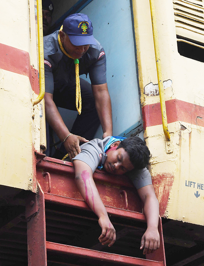 Mock Train Accident Drill At Vijayawada Railway Station Photos16