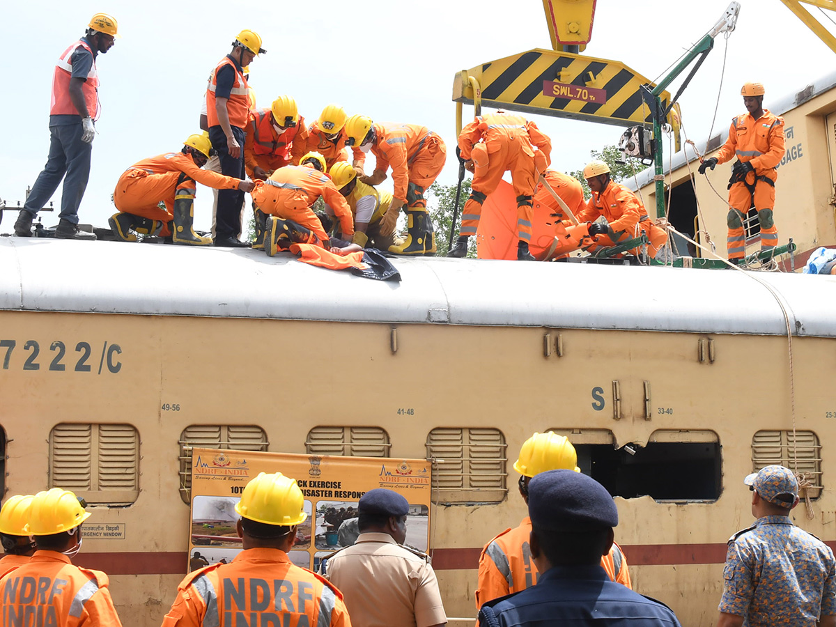 Mock Train Accident Drill At Vijayawada Railway Station Photos18