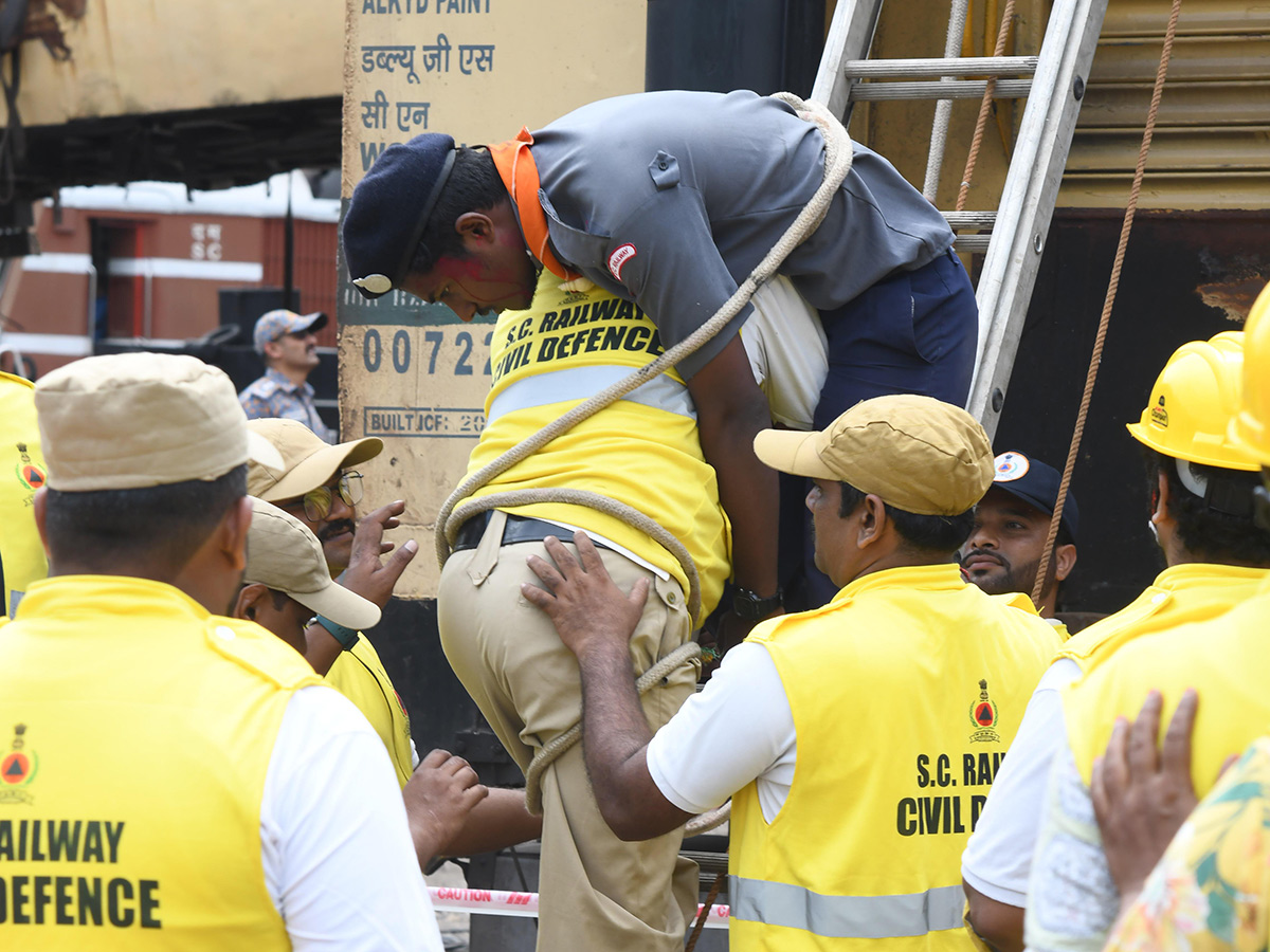 Mock Train Accident Drill At Vijayawada Railway Station Photos19