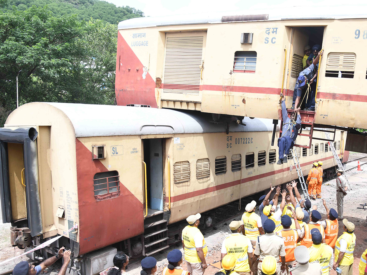 Mock Train Accident Drill At Vijayawada Railway Station Photos2