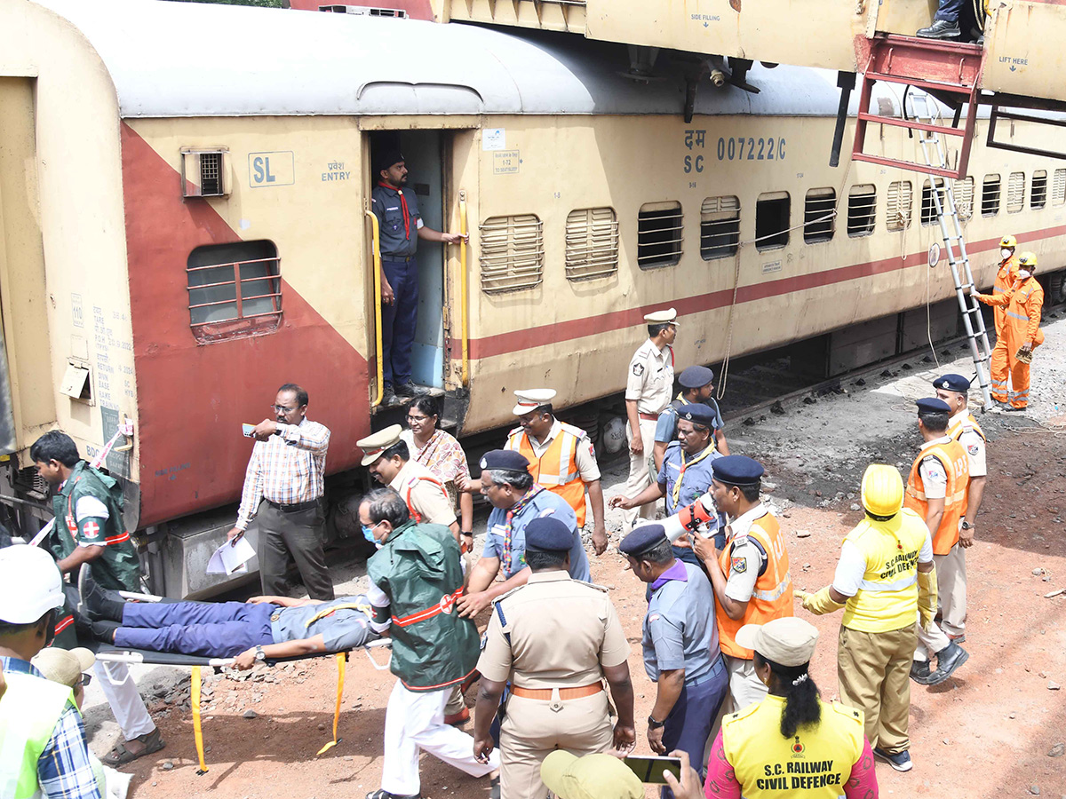 Mock Train Accident Drill At Vijayawada Railway Station Photos21