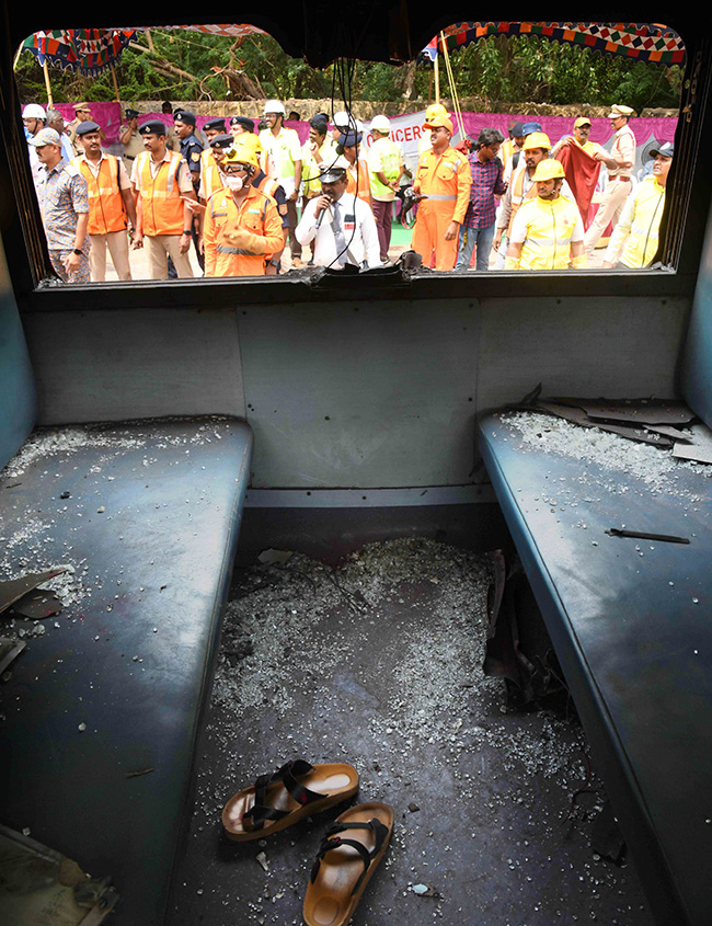 Mock Train Accident Drill At Vijayawada Railway Station Photos22