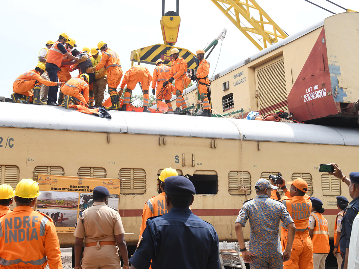 Mock Train Accident Drill At Vijayawada Railway Station Photos26